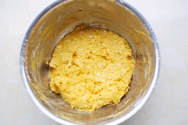 冬天就馋这零食，半个南瓜，1碗燕麦就能做，香甜酥脆太好吃了