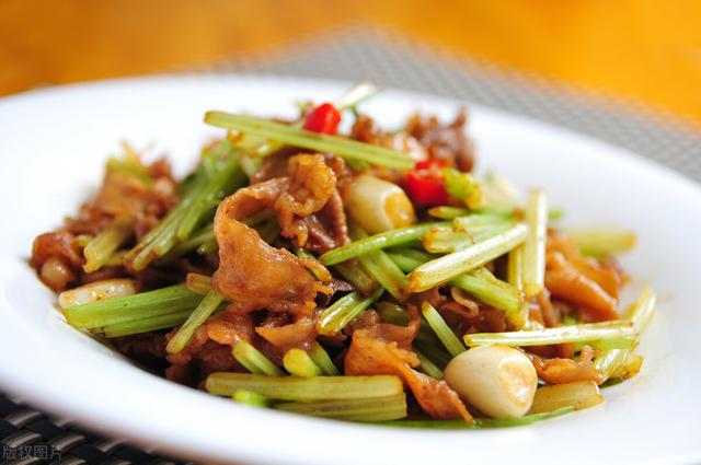 炒牛肉别再加生粉了，教你正确的腌制方法，炒出来又嫩又好吃