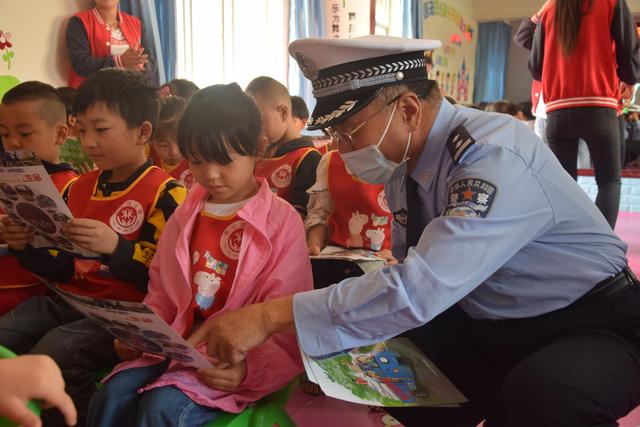 安全港|靖远交警为幼儿讲解交通安全