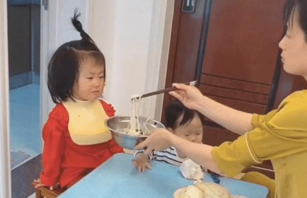 【超级宝妈】“好汉不吃眼前亏”?宝妈一招杀鸡给猴看,俩宝被吓得唯命是从