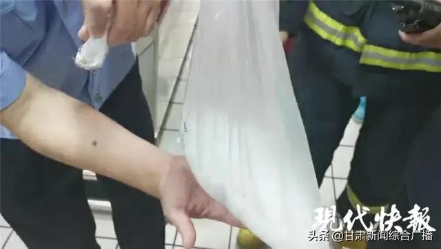 你的育儿经|揪心！男童在扶梯上跑动，下一秒手指被夹断！拆电梯，寻断指