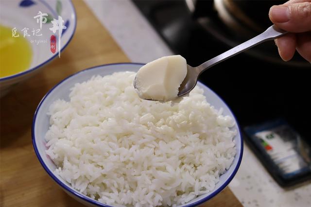 做蛋炒饭，记得“软炒”鸡蛋，每一勺米里都有蛋花，松软颗粒分明
