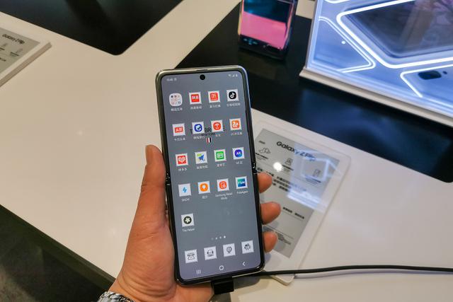 「环球网」三星翻盖折叠手机Galaxy Z Flip亮相上海旗舰店