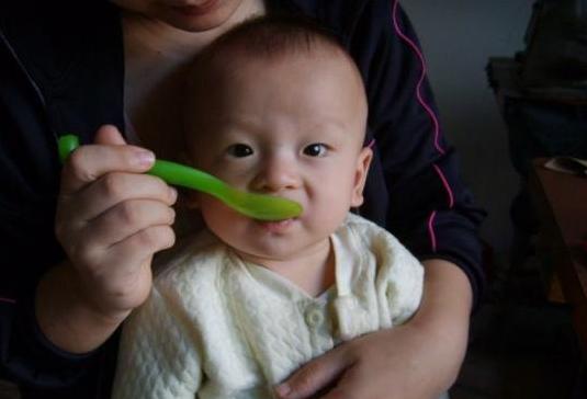 「超级宝妈」医生：还在被广告误导？这2种零食让孩子积食，家长别给娃买了