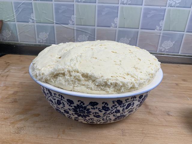 冬天发面时，别只会放酵母，记住3个诀窍，馒头又软又好吃