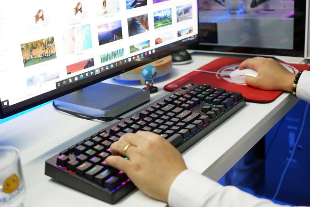 超频三GI801黑曼巴机械键盘：可轻松换轴，RGB灯效太爽了