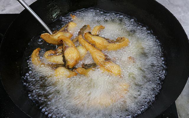 草鱼新吃法，柠檬鱼，鱼肉酥香入味，色泽红亮有食欲，可做冷盘