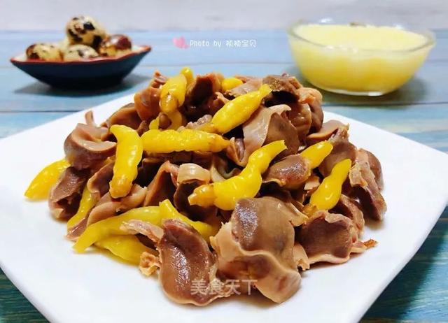 家庭版爆炒鸡胗的做法来了！鸡胗又脆又爽口，特别有嚼劲，超下饭哟