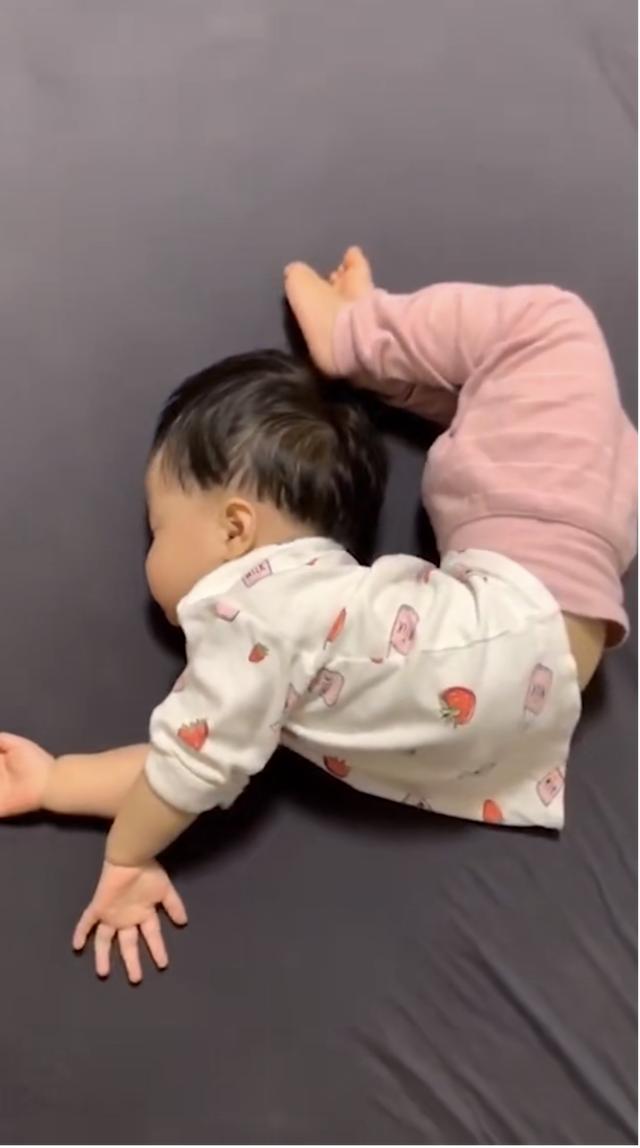 你的育儿经|宝宝奇葩睡姿大比拼，快来看看有没有你家宝宝的同款