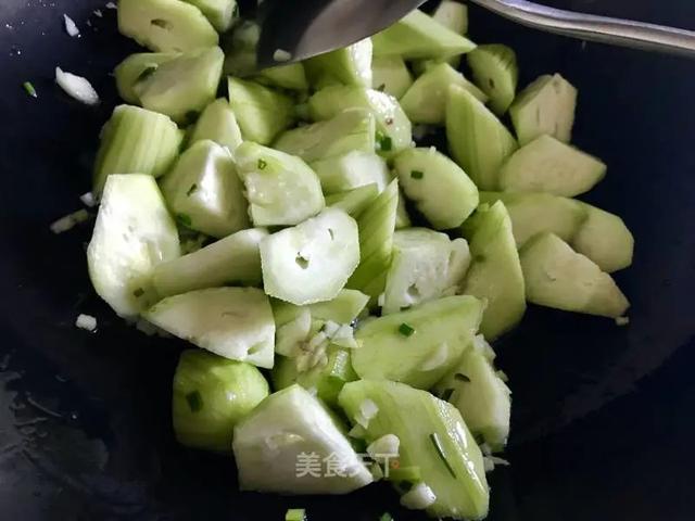 干饭人超爱的油面筋做法！软嫩有韧劲，咬一口就会爆汁！超下饭