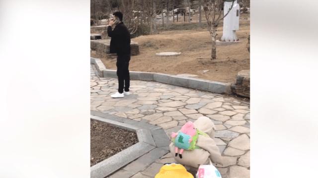 「你的育儿经」老爸悠闲打电话，让3岁萌娃自己提尿不湿回家：我还是个宝宝