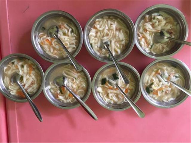 你的育儿经|孩子回家说午餐吃不饱，鸡蛋面没有“鸡蛋”，幼儿园的解释引众怒