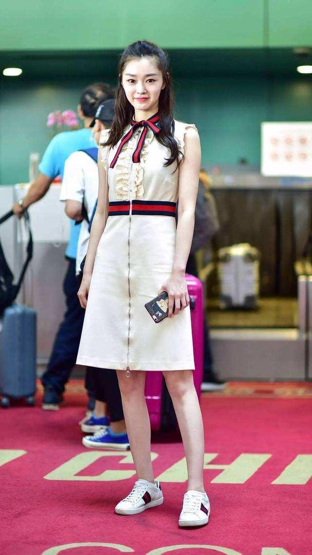 时尚迪科宋轶穿上旗袍美呆了，没想到她这么穿也不逊色