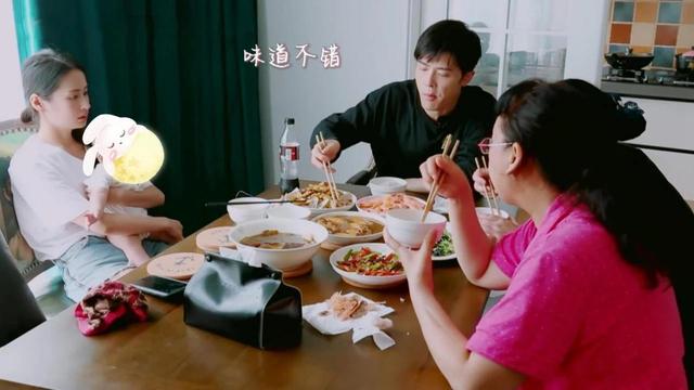 #超级宝妈#喂完孩子，全家人吃饱喝足剩一桌空盘子，宝妈忍无可忍掀桌被掌掴