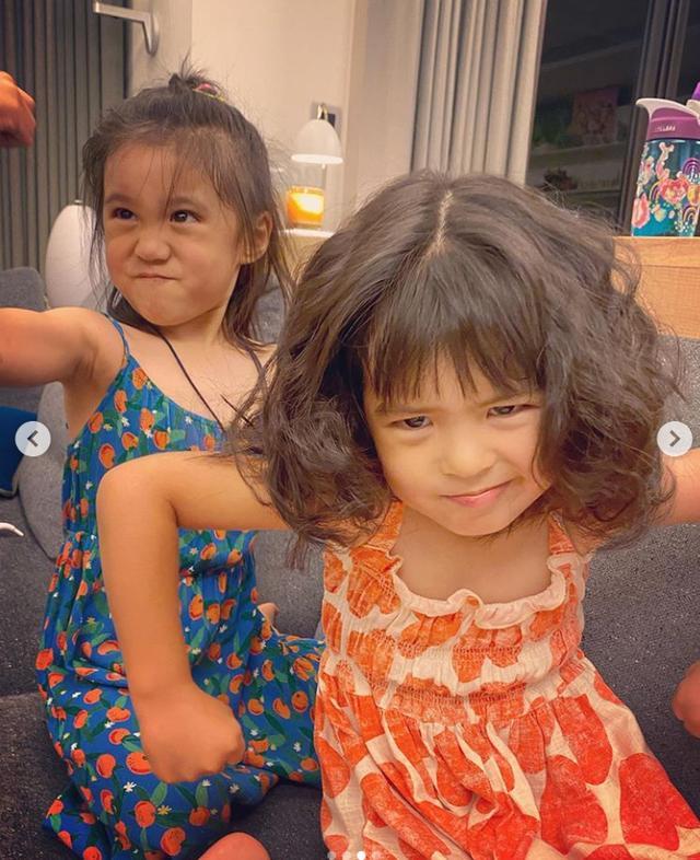 娇软甜伤|贾静雯晒女儿搞怪日常，咘咘背妈妈包要出门，给波妞烫成乱乱卷发