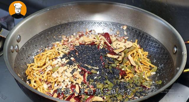 1把面条扔到油锅里，没想到这么好吃，瞬间变美味，做法超简单