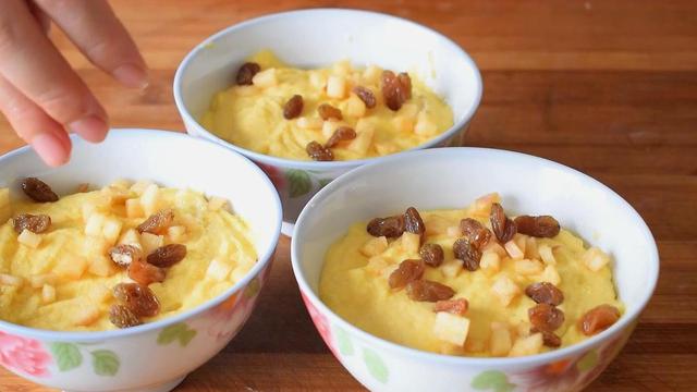 玉米面新吃法，加3个鸡蛋，筷子一搅，手不沾面，出锅就抢光