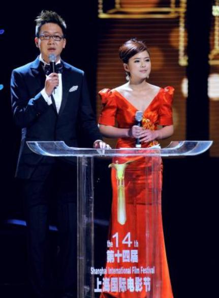 “东方台一姐”秀大肚照!41岁大龄产妇肚大如箩,被老公宠成公主电影工厂