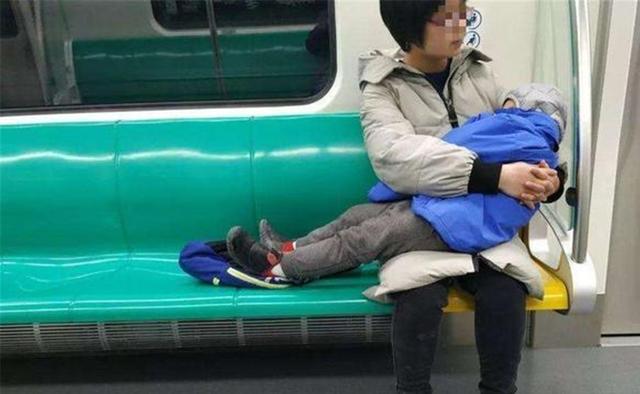 你的育儿经|一张地铁偷拍照，赢得数万网友点赞：孩子的教养，决定人生的高度