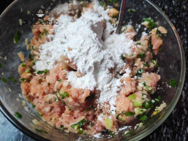 冬天，炸一份丸子，煮一锅汤，比炒菜简单，鲜香美味，暖和过冬