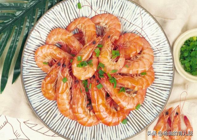 基围虾这样做太美味，简单一焖就能吃，营养又解馋，孩子特喜欢