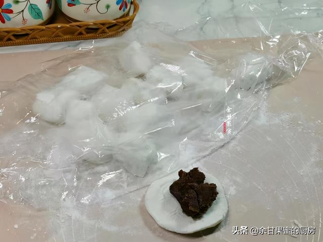 豆沙糯米饼，馅料甜而不腻，外层软糯又香脆，做法也简单