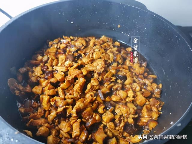 香菇鸡肉糯米卷，我家学生早餐，煎一煎上桌，鲜香味美