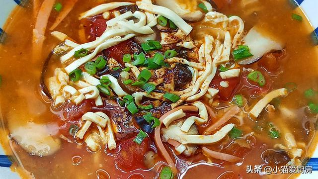 天冷了给家人做一锅酸辣汤，做法简单，暖胃驱寒，成本只需5元钱