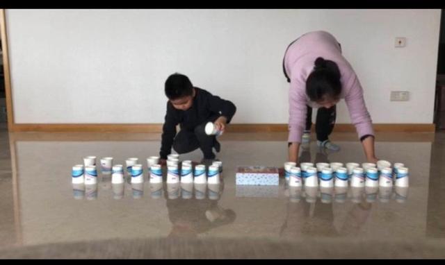 「超级宝妈」纸杯也能玩出花儿,这样的亲子互动游戏你试过吗?