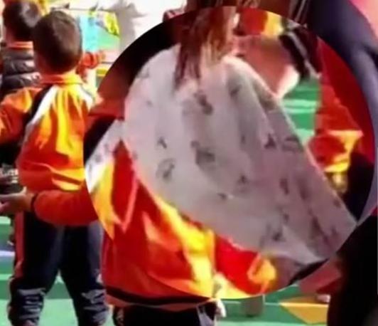 「你的育儿经」孩子裤子里拽出一物，笑翻幼儿园老师，网友：爸爸等着跪搓衣板吧