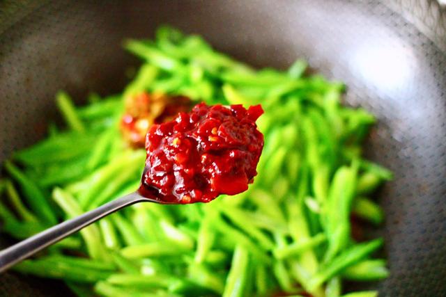 做虾别只会水煮、盐焗，试试香辣芸豆丝爆虾，味道鲜香，方便