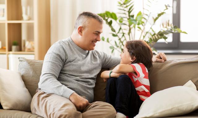 「你的育儿经」孩子有这3个“烦人”举动，是在偷偷变聪明，妈妈再烦也要忍住
