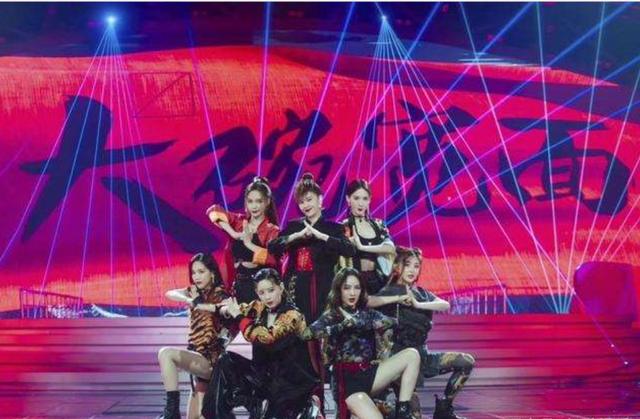 记忆拼图|在“乘风破浪”舞台上，看到了女性的相互欣赏和团结向上的力量