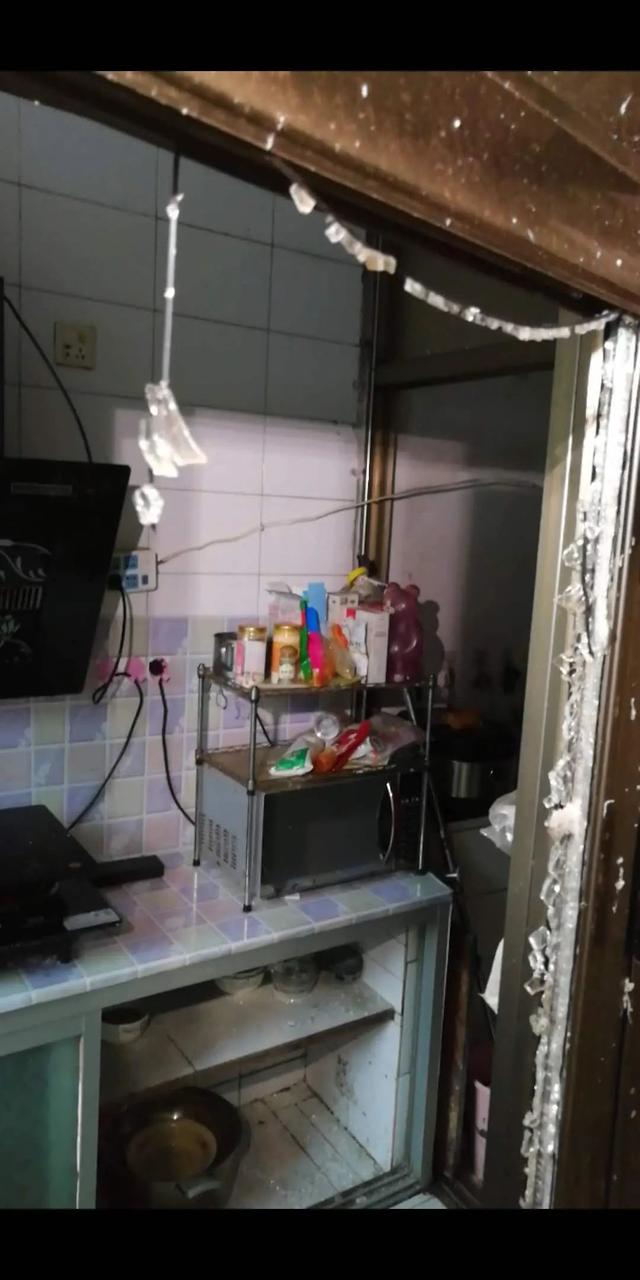纪夏浮梦|夫妻俩正给1岁娃洗澡，电热水器突然爆炸！一个细节让人泪目