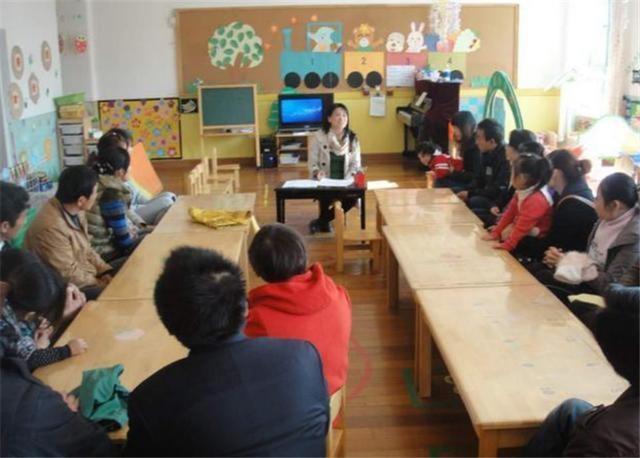 【超级宝妈】孩子父亲穿工作服开家长会，被其他家长嘲笑：真丢孩子的脸