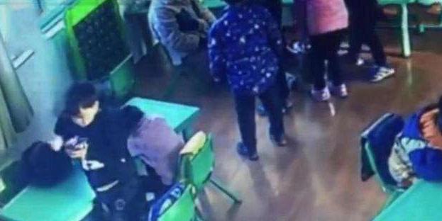 超级宝妈:女儿被欺负妈妈打回去,对方爸爸:小孩子打架很正常,大人别掺和