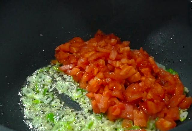 冬天我家常做这锅汤，成本才6元钱，饭前来一碗，酸辣开胃又解馋