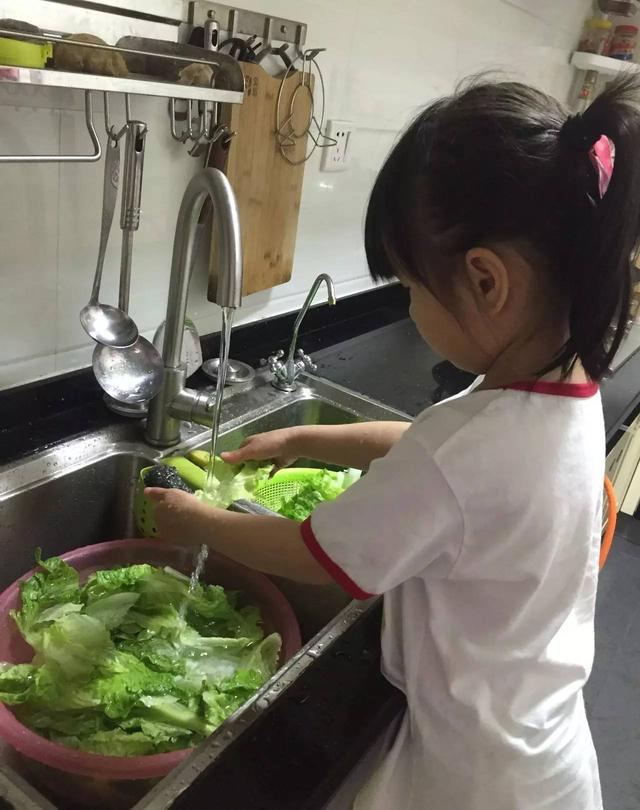 记录女儿第一次煎蛋，却拍下翻车现场，这道“煎鸡蛋壳”非常正宗