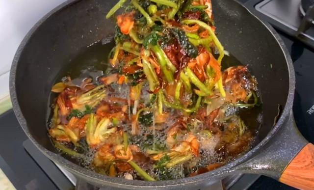 做辣椒油，直接淋热油是大忌，多加一步，辣椒油香辣红亮特入味