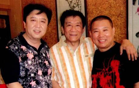 郭德纲拿可乐酸梅汤祭拜恩师，遭人非议，却表示还要送一辈子|fun娱乐