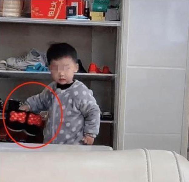 超级宝妈：“全网混得最惨二胎”火了，给姐姐端水、拿鞋，网友：父母好省事