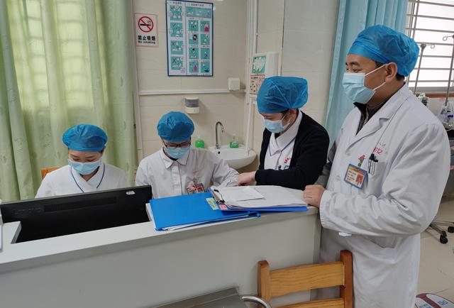 这医生每天脚绑4公斤沙袋上班，西医从业廿载又攻读中医博士