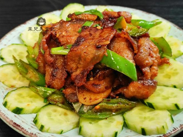 五花肉简单腌一腌，放锅里一煎，出锅后肥而不腻，吃着比烤肉还香