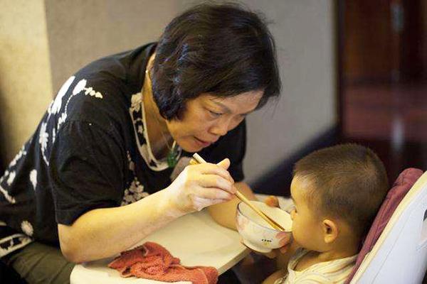 【超级宝妈】老人带娃惯用的这些口头语，以为是对孩子好，实则是害了孩子