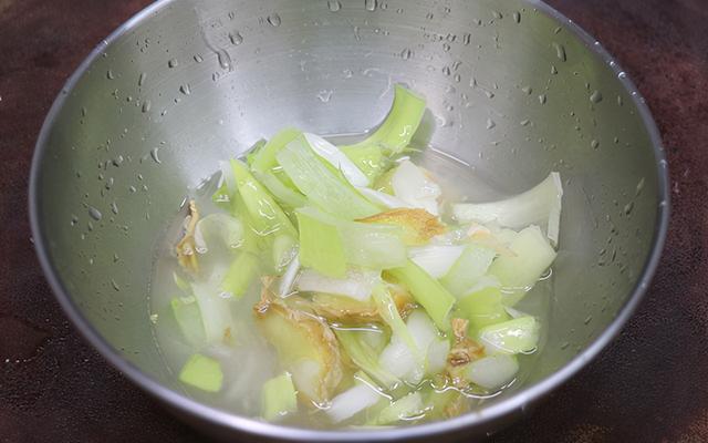 大厨教你宫保鸡丁的正宗做法，鸡肉鲜嫩多汁，简单家常很下饭