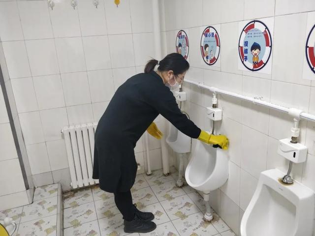 #你的育儿经#严格防控 筑牢病毒隔断屏障—县同和幼儿园全力做好疫情防控开学前消毒工作