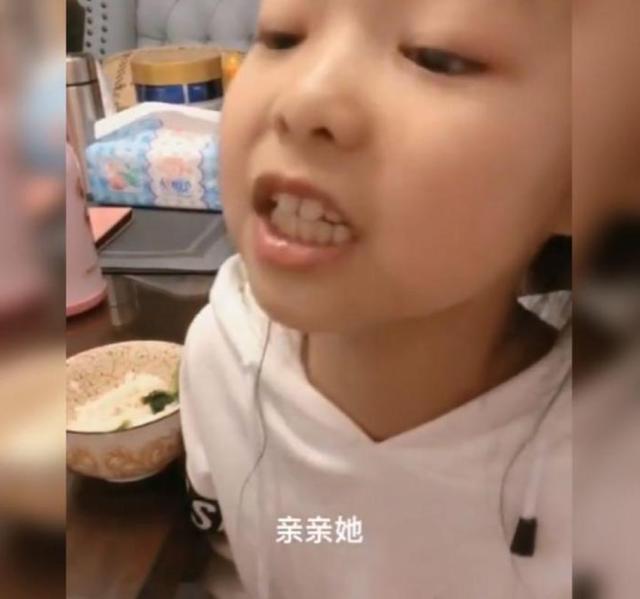 [超级宝妈]姐姐为争宠当面拆穿妹妹，网友：小样，你玩的都是老姐当年玩剩的