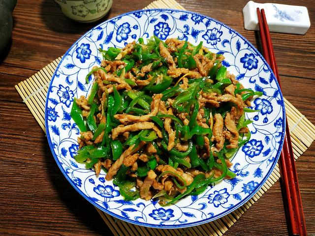 炒肉丝时，又老又柴还粘锅？记住这3个步骤，滑嫩爽口多吃两碗饭