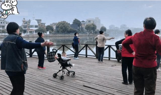 超级宝妈■萌娃陪奶奶去跳广场舞，“3D环绕”场面太好笑，这是进了盘丝洞？