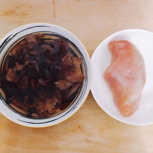 自制红烧鸡块，堪称简易版的小鸡炖蘑菇，味道很好，全家都爱吃